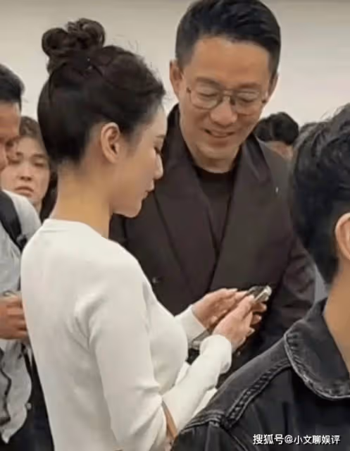 汪小菲與未婚妻出遊，Mandy拿愛馬仕，戴70w鴿子蛋，氣場碾壓大S