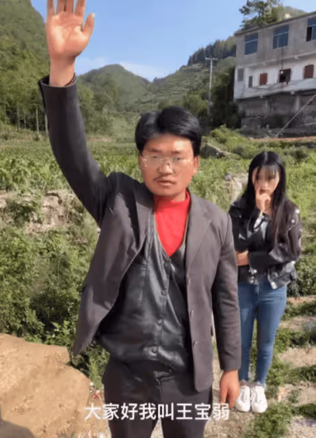 鬧大了,網紅王寶弱哭著向王寶強道歉,稱不該連線馬蓉,疑要賠百萬!