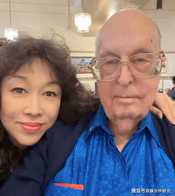 61歲張克莎為86歲美國老公慶生!滿桌中國菜太溫馨,父親是少將