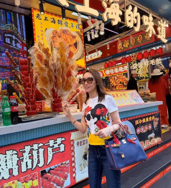 54歲前TVB一線花旦舉家游上海!女兒14歲亭亭玉立有意拍戲!