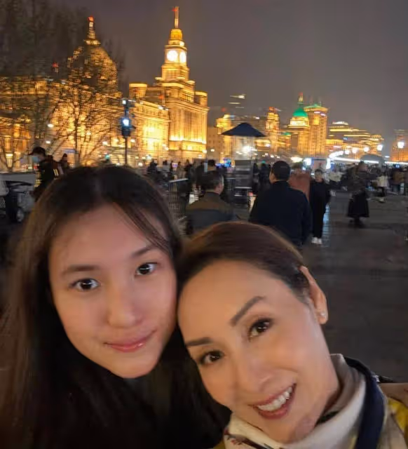 54歲前TVB一線花旦舉家游上海!女兒14歲亭亭玉立有意拍戲!