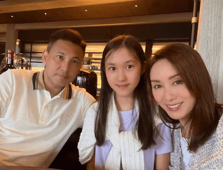 54歲前TVB一線花旦舉家游上海!女兒14歲亭亭玉立有意拍戲!