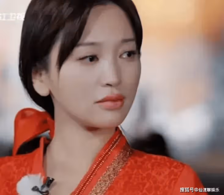 金莎與00後男友旅遊,曬合影只給自己P圖,尖下巴錐子臉像網紅