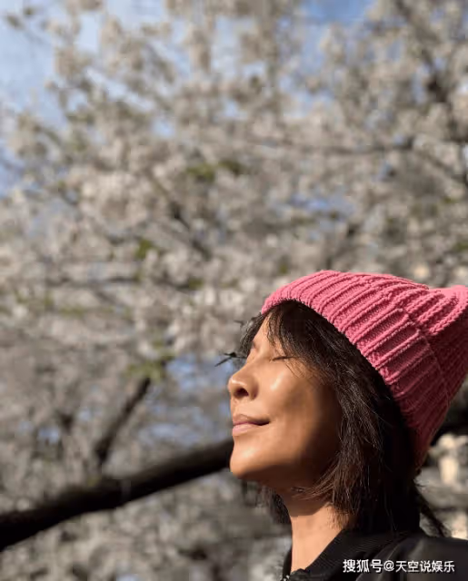 劉嘉玲曬日本賞櫻花照,素顏出鏡也很美,皮膚好緊緻,58似40歲