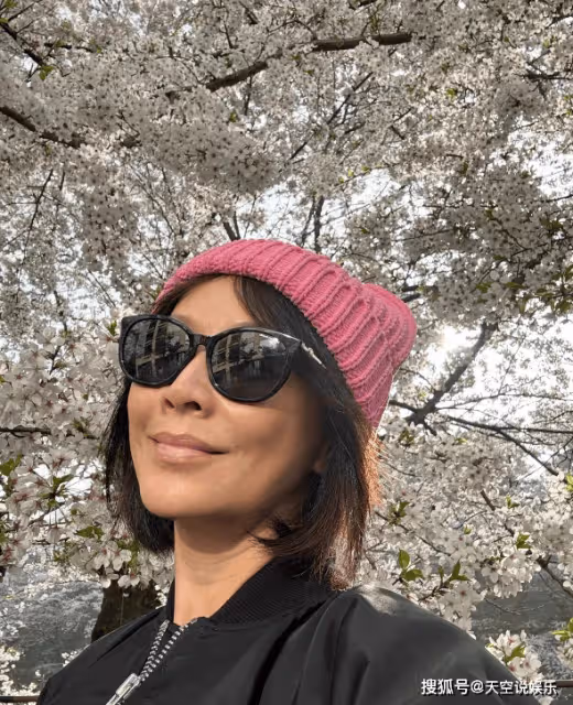 劉嘉玲曬日本賞櫻花照,素顏出鏡也很美,皮膚好緊緻,58似40歲
