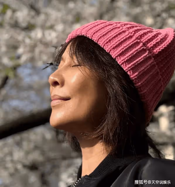 劉嘉玲曬日本賞櫻花照,素顏出鏡也很美,皮膚好緊緻,58似40歲
