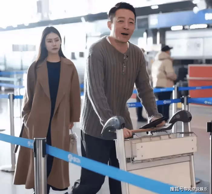 汪小菲攜女友游韓國,他拖倆箱子被贊紳士,女方戴的戒指又大又閃