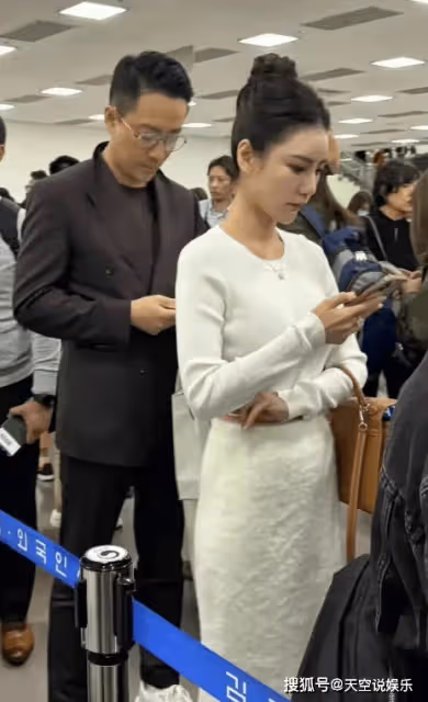 汪小菲攜女友游韓國,他拖倆箱子被贊紳士,女方戴的戒指又大又閃