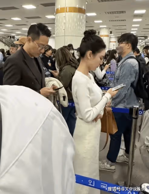 汪小菲攜女友游韓國,他拖倆箱子被贊紳士,女方戴的戒指又大又閃