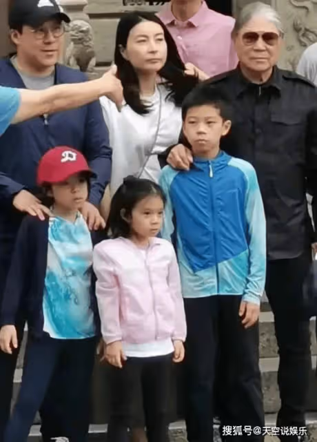 霍啟剛攜大兒子看球賽,父子倆穿著樸素,11歲霍中曦長得像爺爺