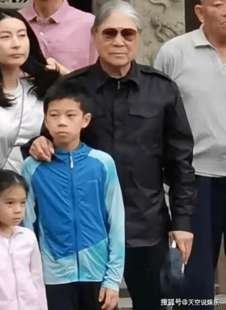 霍啟剛攜大兒子看球賽,父子倆穿著樸素,11歲霍中曦長得像爺爺