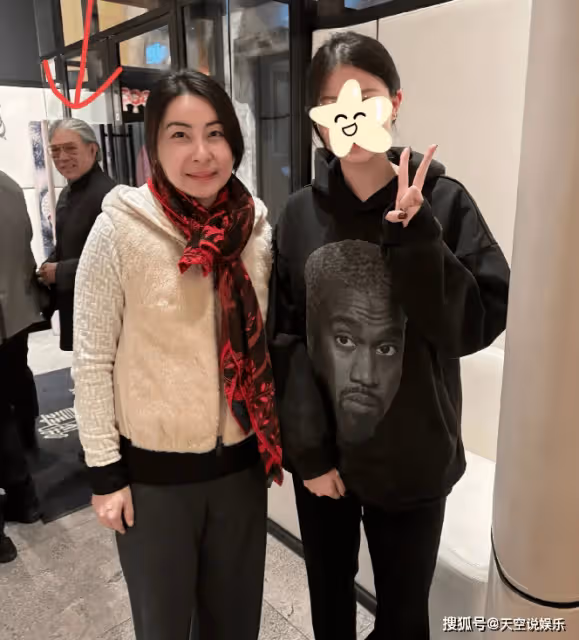 霍啟剛攜大兒子看球賽,父子倆穿著樸素,11歲霍中曦長得像爺爺