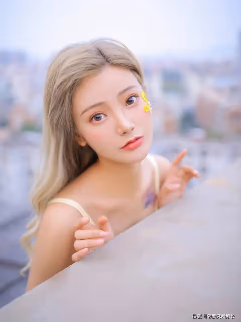20歲極品尤物時尚穿搭:一身淡黃色連衣裙 溫婉優雅又迷人