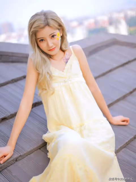 20歲極品尤物時尚穿搭:一身淡黃色連衣裙 溫婉優雅又迷人