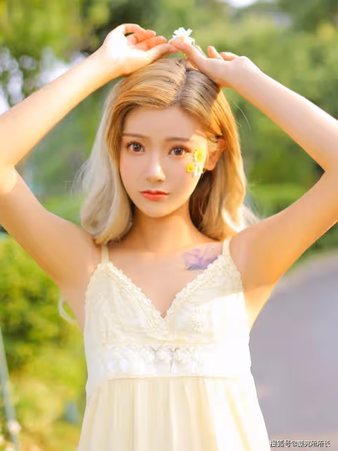 20歲極品尤物時尚穿搭：一身淡黃色連衣裙 溫婉優雅又迷人