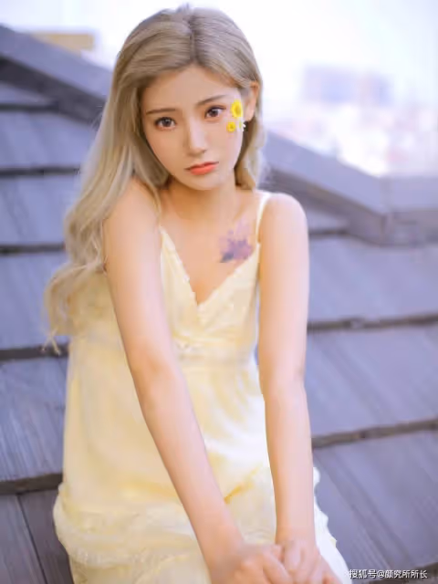 20歲極品尤物時尚穿搭：一身淡黃色連衣裙 溫婉優雅又迷人