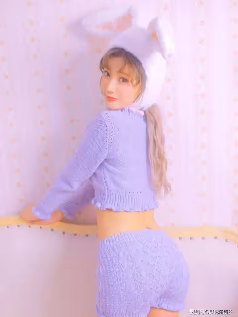 甜美19歲尤物少女居家穿搭:萌萌的兔耳朵搭配藍色毛線外衣短褲 性感可愛