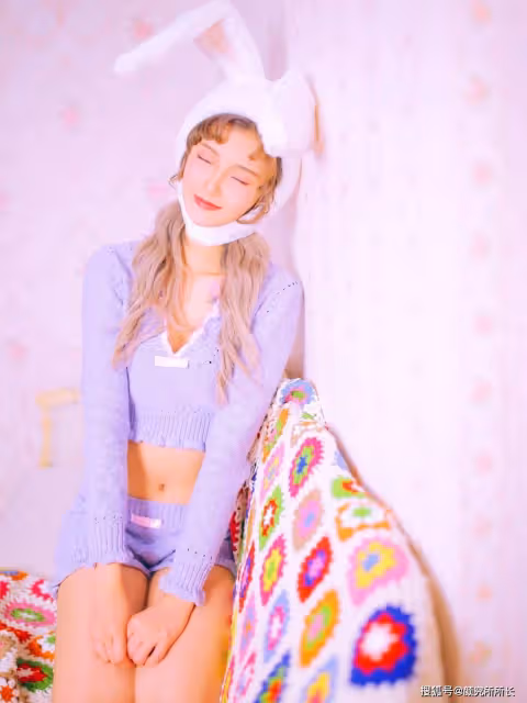 甜美19歲尤物少女居家穿搭:萌萌的兔耳朵搭配藍色毛線外衣短褲 性感可愛