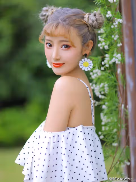 20歲極品尤物少女時尚穿搭：弔帶斑點連體衣 盡顯完美凹凸身材