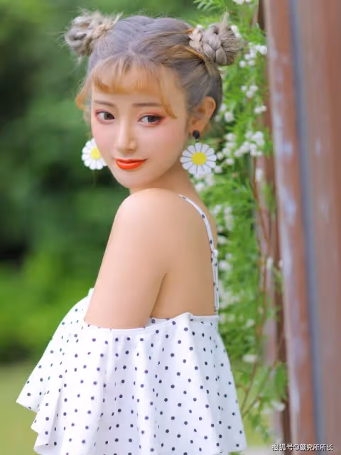 20歲極品尤物少女時尚穿搭：弔帶斑點連體衣 盡顯完美凹凸身材