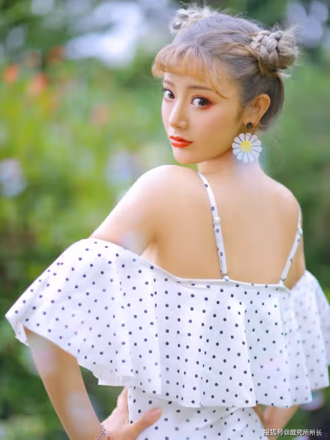 20歲極品尤物少女時尚穿搭：弔帶斑點連體衣 盡顯完美凹凸身材