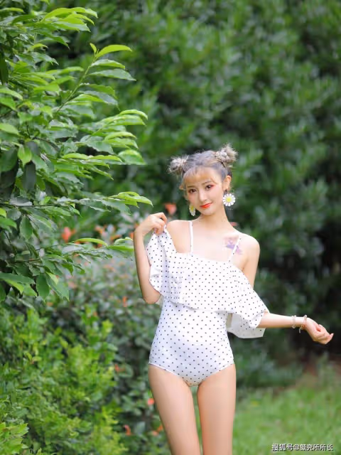 20歲極品尤物少女時尚穿搭：弔帶斑點連體衣 盡顯完美凹凸身材