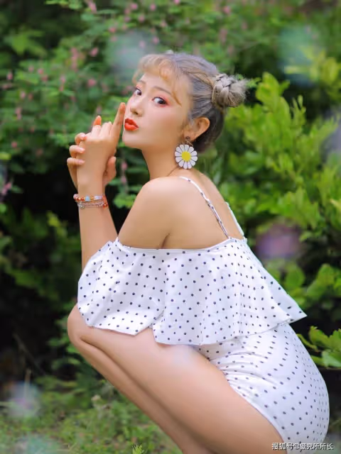 20歲極品尤物少女時尚穿搭：弔帶斑點連體衣 盡顯完美凹凸身材