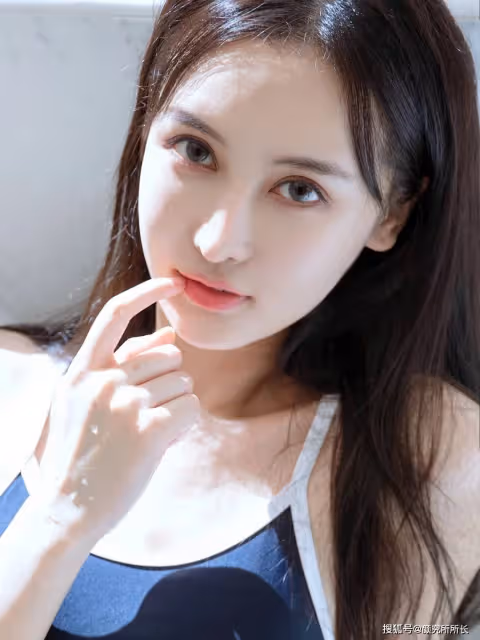 20歲尤物少女時尚穿搭：湛藍色的泳裝 盡顯完美曲線身材