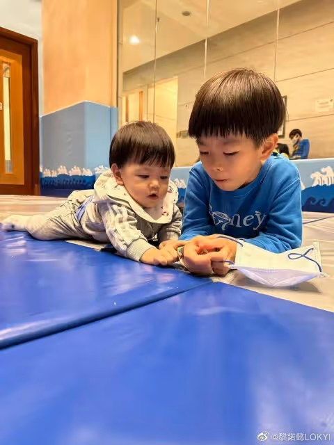 優秀!TVB小生黎諾懿兒子鋼琴比賽奪冠,會多國語言兼具豪門氣質
