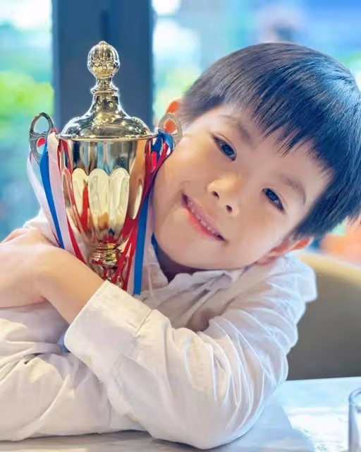 優秀!TVB小生黎諾懿兒子鋼琴比賽奪冠,會多國語言兼具豪門氣質