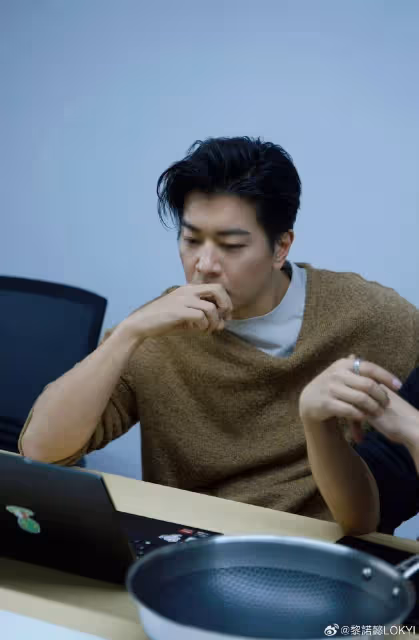 優秀!TVB小生黎諾懿兒子鋼琴比賽奪冠,會多國語言兼具豪門氣質