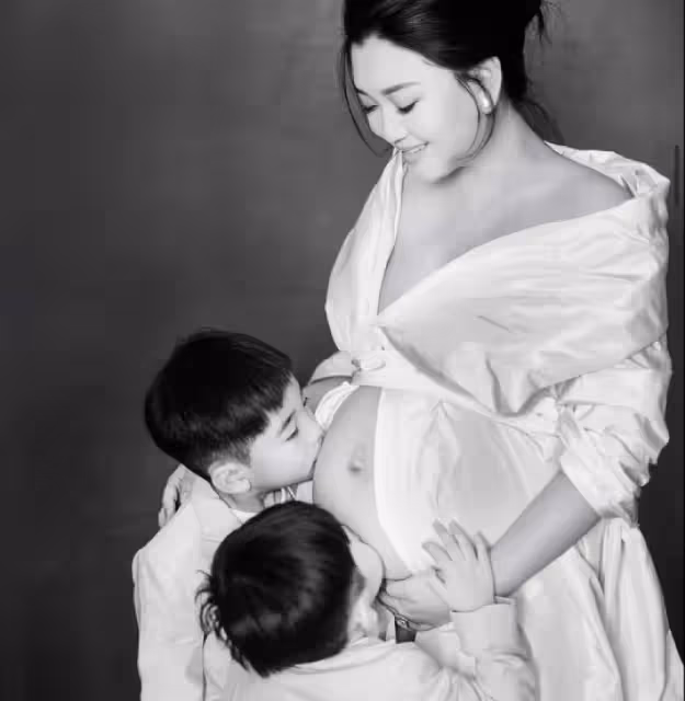 恭喜!香港百億名媛李嘉穎產子,和帥氣老公結婚六年連生三個兒子