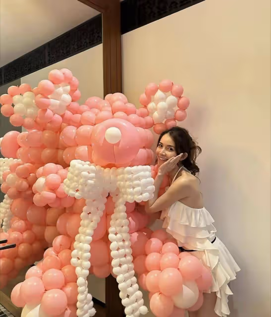 TVB小花陳若思憑《新聞女王》出圈,撞臉楊丞琳,生日收百朵玫瑰