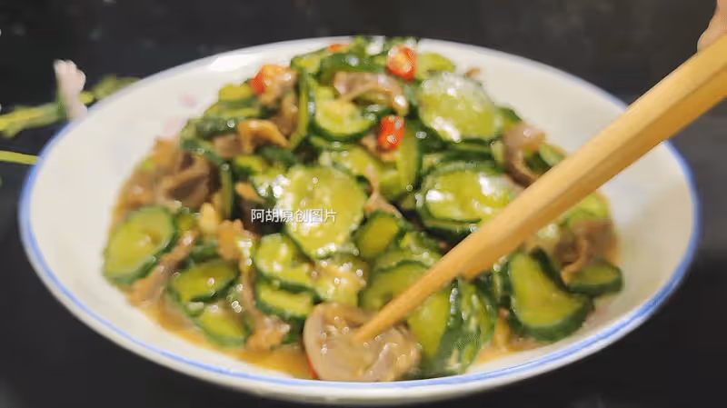 黃瓜和它絕配，花錢不多吃著舒服！快炒一盤上桌，清香好營養，又學會道炫飯菜
