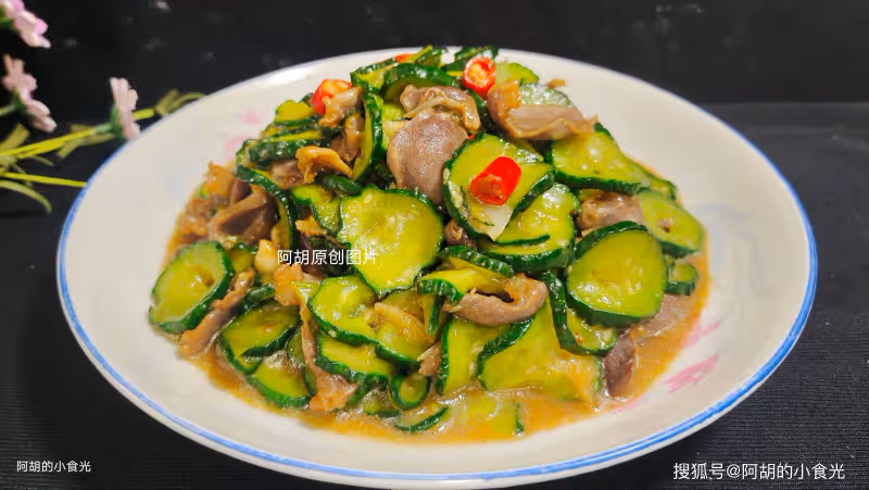 黃瓜和它絕配，花錢不多吃著舒服！快炒一盤上桌，清香好營養，又學會道炫飯菜