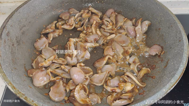 黃瓜和它絕配,花錢不多吃著舒服!快炒一盤上桌,清香好營養,又學會道炫飯菜