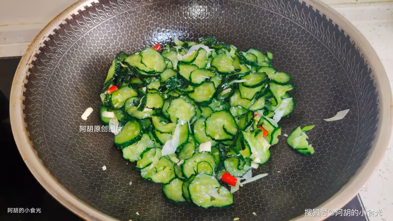黃瓜和它絕配,花錢不多吃著舒服!快炒一盤上桌,清香好營養,又學會道炫飯菜