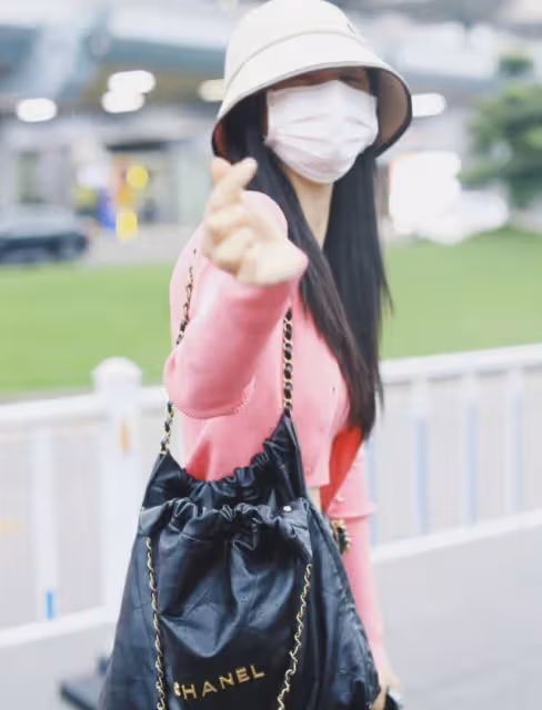 沈夢辰孕婦身材終於消失!婚後大變樣,穿女團裝高調炫富走機場