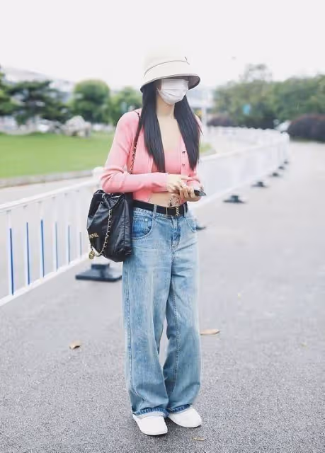 沈夢辰孕婦身材終於消失!婚後大變樣,穿女團裝高調炫富走機場