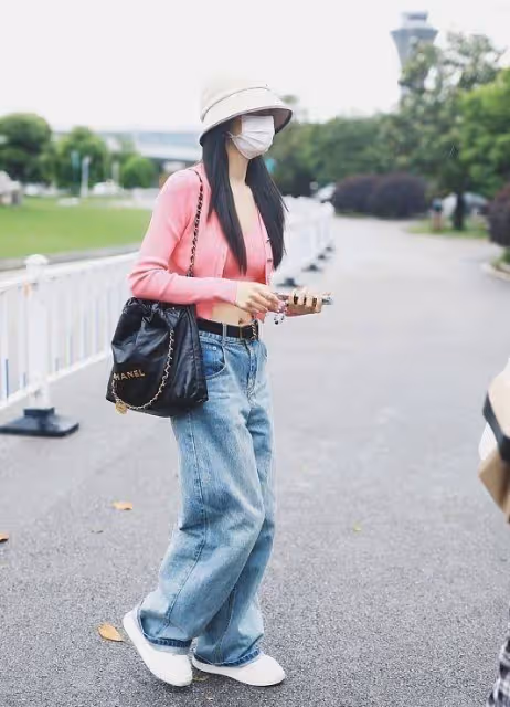 沈夢辰孕婦身材終於消失!婚後大變樣,穿女團裝高調炫富走機場