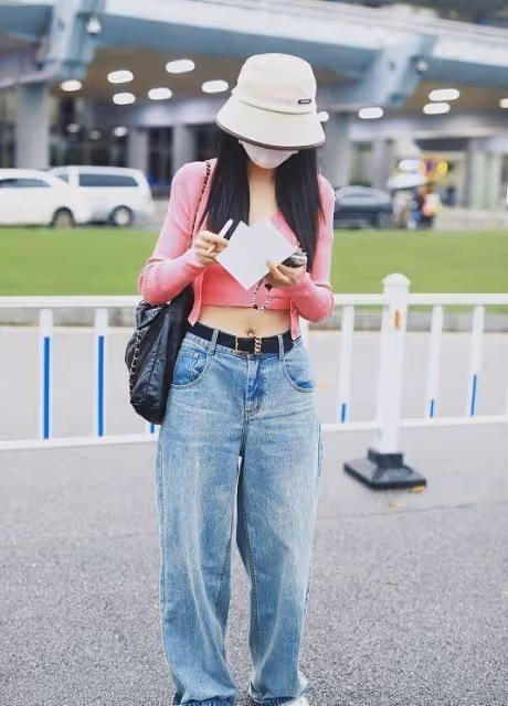 沈夢辰孕婦身材終於消失!婚後大變樣,穿女團裝高調炫富走機場