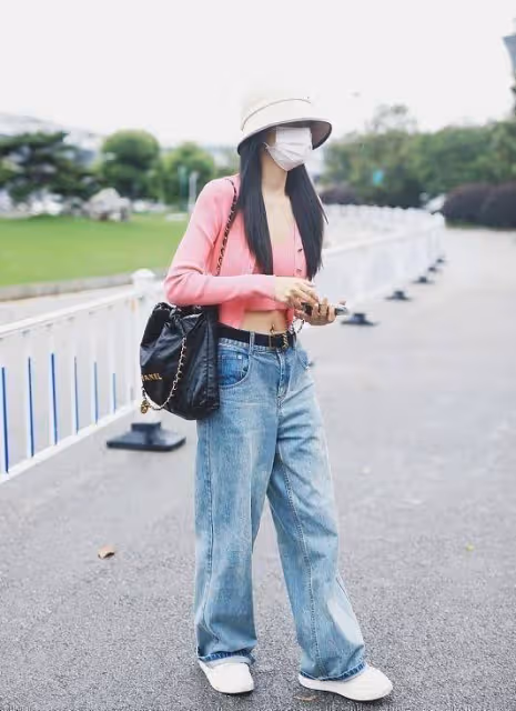 沈夢辰孕婦身材終於消失!婚後大變樣,穿女團裝高調炫富走機場
