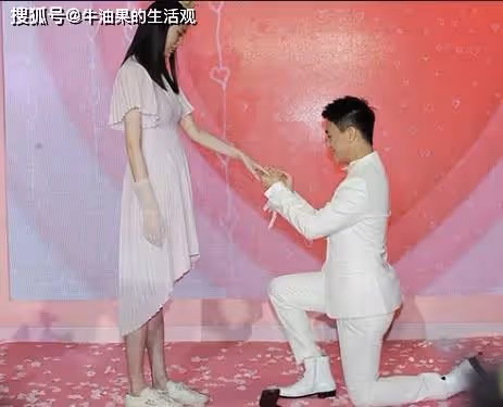 奚夢瑤當街怒懟富豪老公,何猷君卑微求和被甩開,嫁對人太爽了