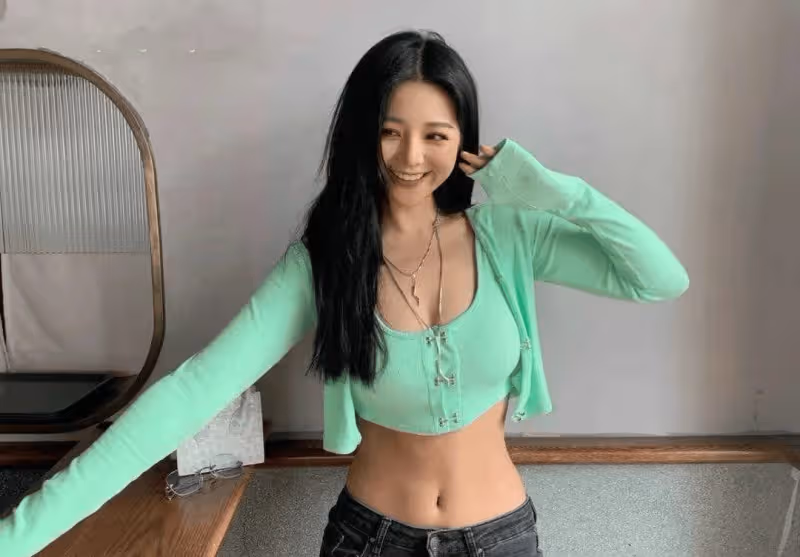 薄外套+弔帶，夏天這樣穿清涼又時髦，逛街的時候回頭率超高