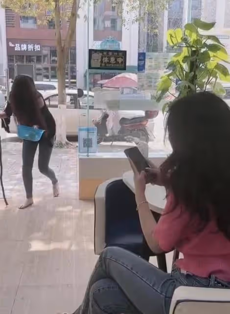 女子為救病重父親扮成乞丐乞討,店主卻反過來拜她,女子只好離開