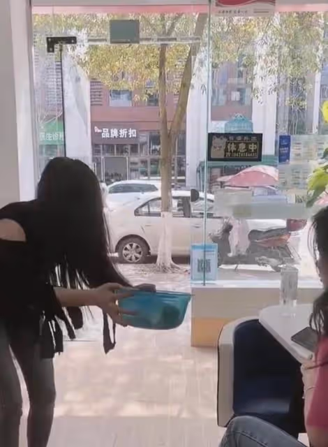 女子為救病重父親扮成乞丐乞討,店主卻反過來拜她,女子只好離開
