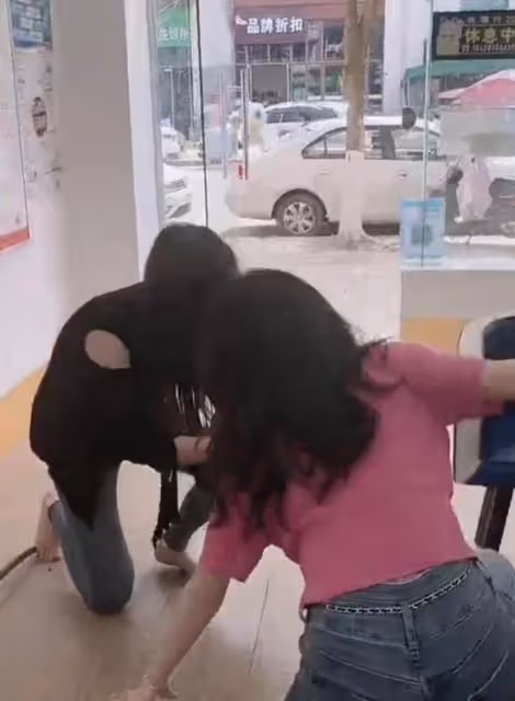 女子為救病重父親扮成乞丐乞討,店主卻反過來拜她,女子只好離開