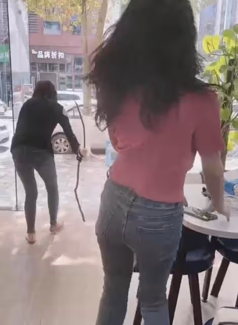 女子為救病重父親扮成乞丐乞討,店主卻反過來拜她,女子只好離開