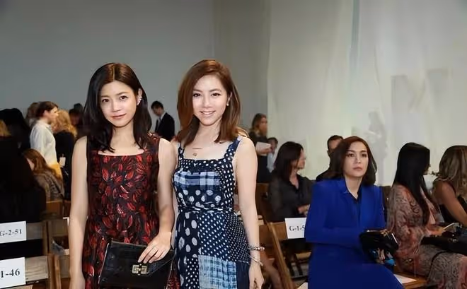 陳妍希鄧紫棋同框,都穿裙裝看出身材差別,個子矮也挺有優勢
