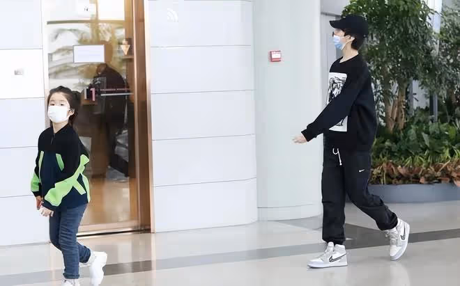 張亮兒子挺有個性,印花衛衣蓋住運動褲,但仍看得出身材比例多好